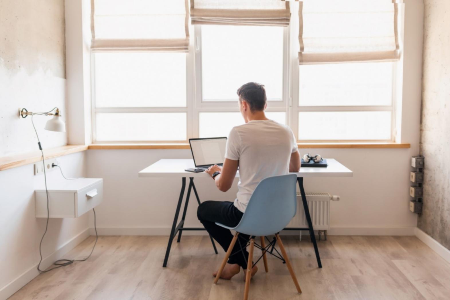 Bureau de travail avec analyses financières et graphiques de rentabilité